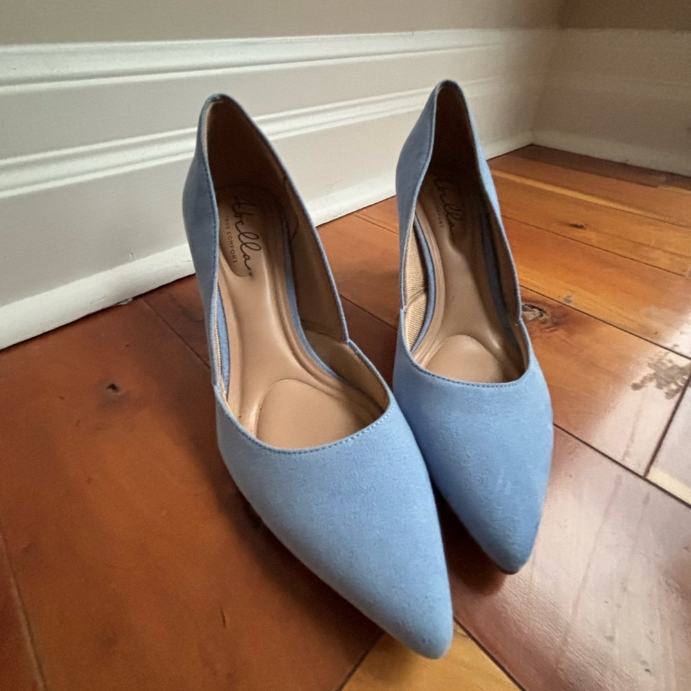 Abella light blue pumps